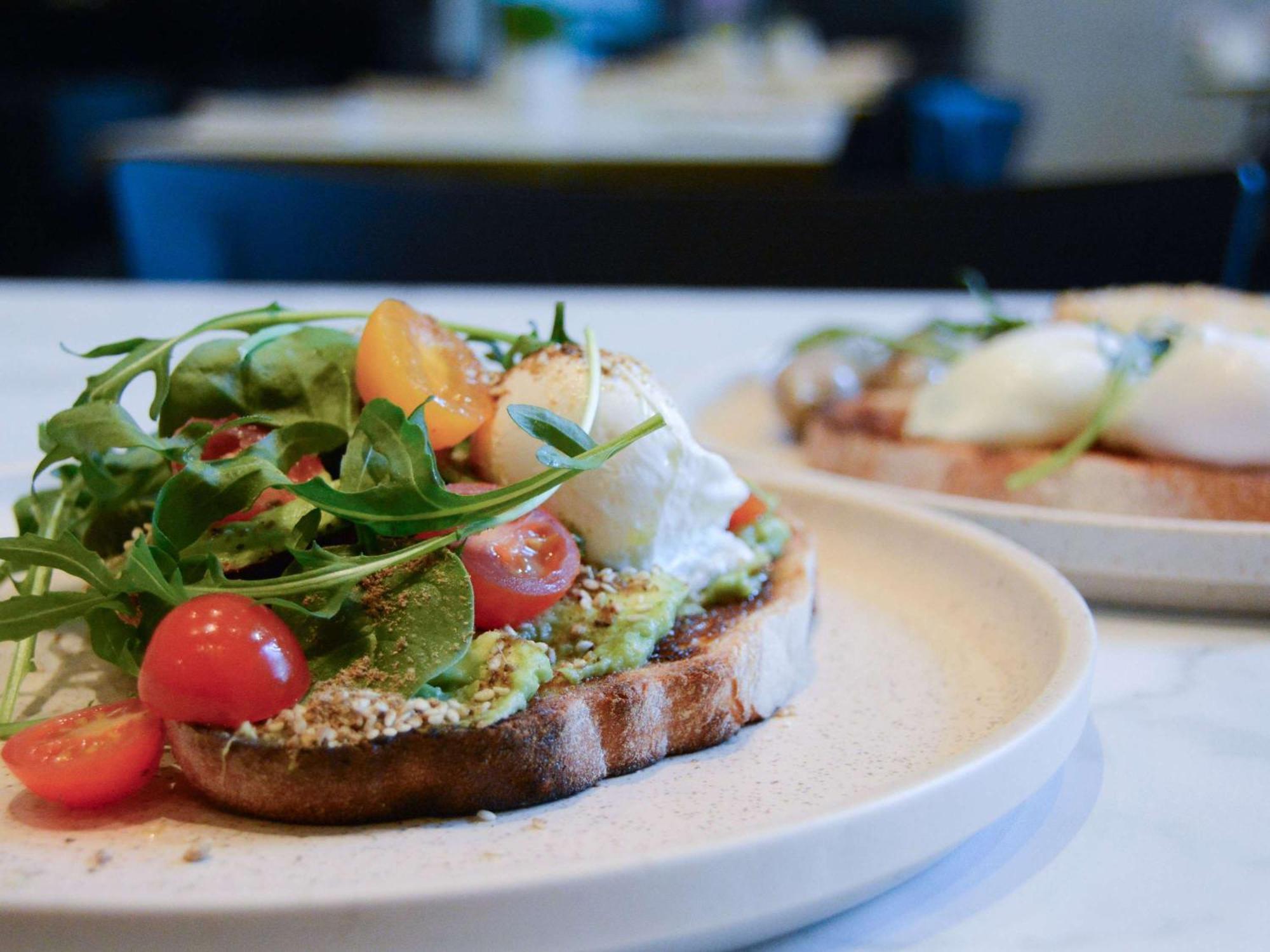 The Como Μελβούρνη Εξωτερικό φωτογραφία Avocado on toast with rocket, cherry tomatoes and goat's cheese